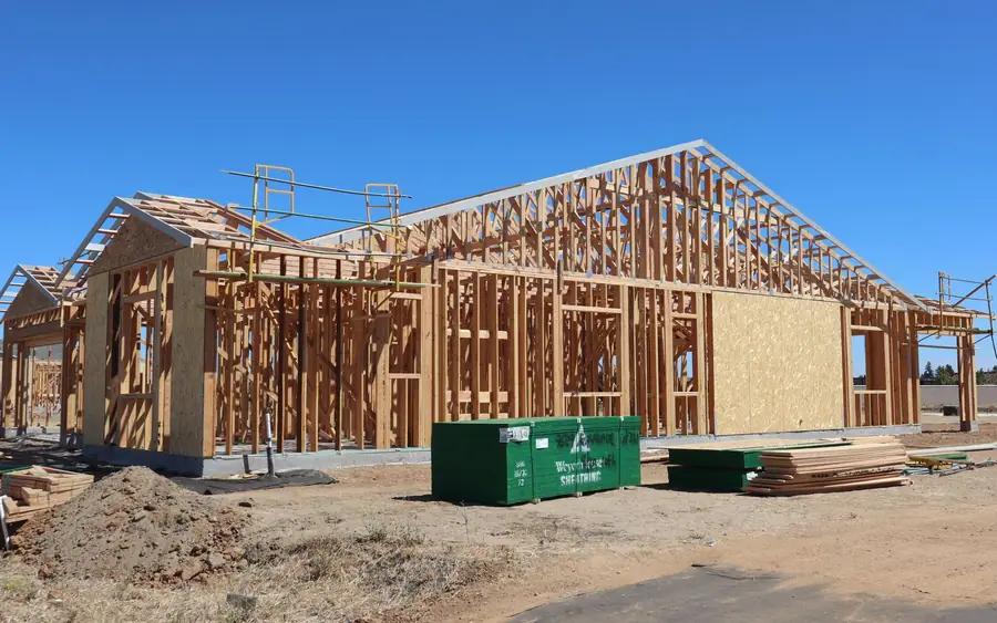 Ossature de bois d’une maison neuve prête à être isolée