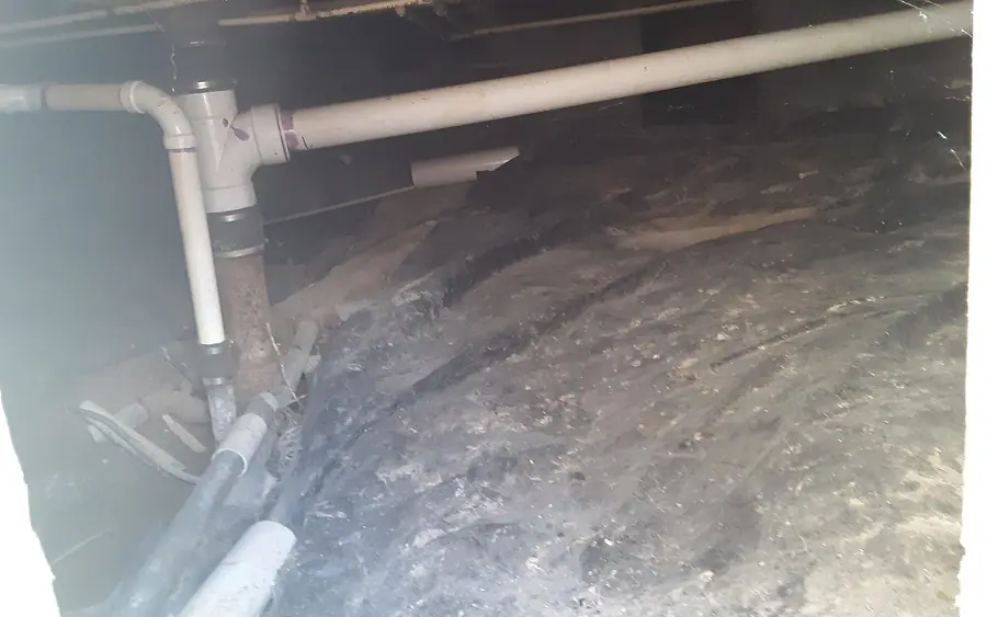 Vide sanitaire sous une maison avant travaux d’isolation